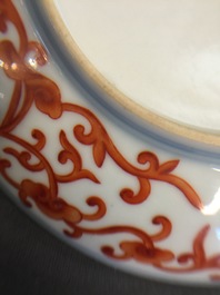 Une assiette en porcelaine de Chine en rouge de fer et bleu, marque de Qianlong, 19/20&egrave;me