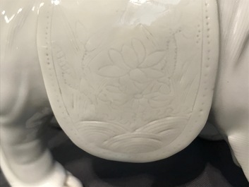 Un mod&egrave;le d'une Guanyin sur un lion bouddhiste en porcelaine blanc de Chine de Dehua, 19&egrave;me