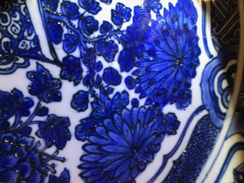 Een zeer grote Chinese blauwwitte kraakporseleinen schotel met een bloemvaas, Wanli