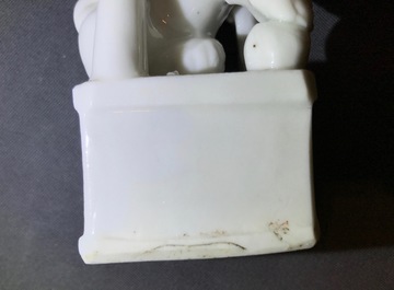 Un vase et un lion de temple en porcelaine blanc de Chine de Dehua et une bo&icirc;te &agrave; th&eacute;, Kangxi et post&eacute;rieur
