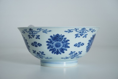 Un bol en porcelaine de Chine bleu et blanc aux lotus, marque et &eacute;poque de Qianlong