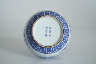 Un vase de forme bouteille en porcelaine de Chine bleu et blanc, marque et &eacute;poque de Guangxu