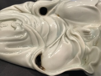 Un mod&egrave;le d'une Guanyin sur un lion bouddhiste en porcelaine blanc de Chine de Dehua, 19&egrave;me