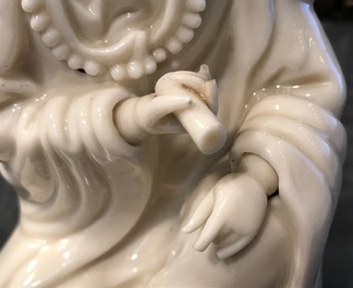 Un mod&egrave;le d'une Guanyin en porcelaine blanc de Chine de Dehua sur socle en bois, Kangxi