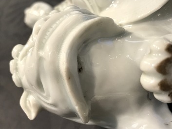 Un mod&egrave;le d'une Guanyin sur un lion bouddhiste en porcelaine blanc de Chine de Dehua, 19&egrave;me