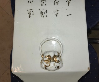 Un vase de forme carr&eacute; en porcelaine de Chine qianjiang cai, marque en rouge, 19/20&egrave;me