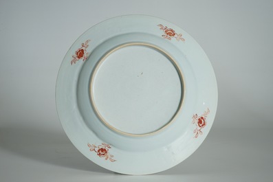 Un plat en porcelaine de Chine famille rose aux canards mandarins et immortels, Yongzheng