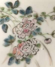 Une paire de porte-chapeaux hexagonaux en porcelaine de Chine qianjiang cai, 19/20&egrave;me