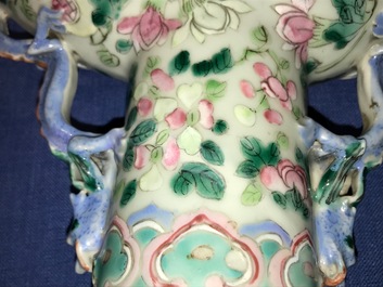 Un vase gourde en porcelaine de Chine famille rose, 19&egrave;me