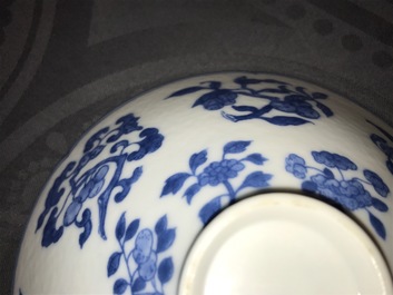 Een Chinese blauwwitte kom met decor van bloemen en vruchten, 19e eeuw