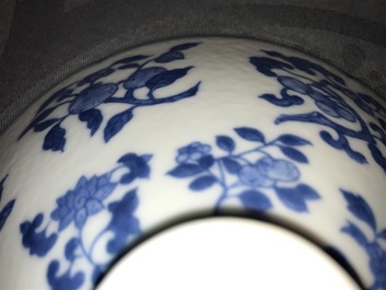 Een Chinese blauwwitte kom met decor van bloemen en vruchten, 19e eeuw