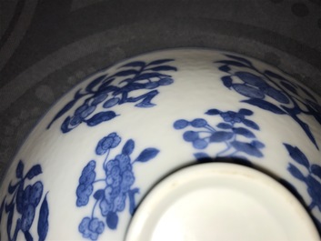 Een Chinese blauwwitte kom met decor van bloemen en vruchten, 19e eeuw