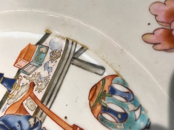 Un plat en porcelaine de Chine famille rose &agrave; d&eacute;cor de deux femmes, Qianlong