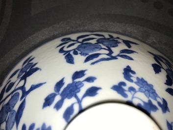 Een Chinese blauwwitte kom met decor van bloemen en vruchten, 19e eeuw