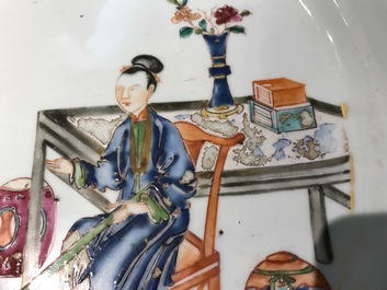 Een Chinese famille rose schotel met decor van twee dames, Qianlong