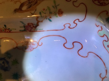 Deux plats hexaogonaux en porcelaine de Chine famille rose aux d&eacute;cors mandarins, Qianlong