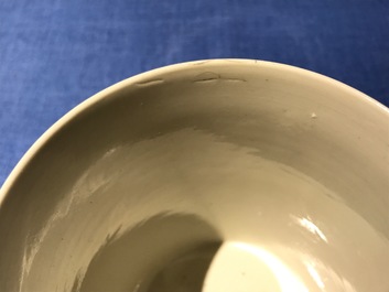 Cinq chopes et une verseuse en porcelaine de Chine famille rose et bleu et blanc, Qianlong et post&eacute;rieur