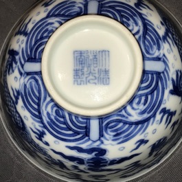 Un bol aux dragons en porcelaine de Chine bleu et blanc, marque de Daoguang, 19/20&egrave;me