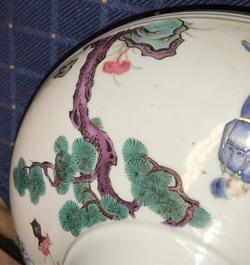 Un vase en porcelaine de Chine famille rose &agrave; d&eacute;cor des huit immortels, 20&egrave;me