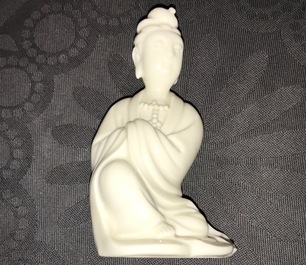 Vier Chinese Dehua blanc de Chine Guanyin figuren, Kangxi en later