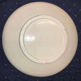 Un plat en porcelaine blanc de Chine &agrave; d&eacute;cor floral incis&eacute;, Kangxi