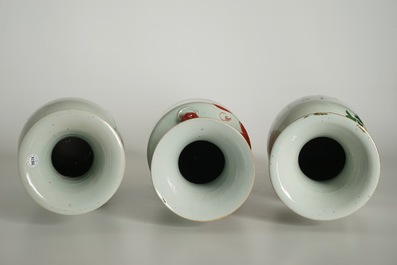 Trois grands vases en porcelaine de Chine famille rose et rouge de fer, 19/20&egrave;me