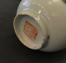 Un vase et quatre bols &agrave; th&eacute; en porcelaine de Chine famille rose, 19&egrave;me