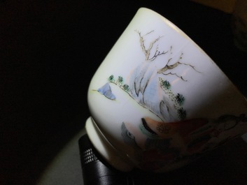 Un vase et quatre bols &agrave; th&eacute; en porcelaine de Chine famille rose, 19&egrave;me