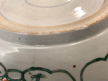 Un plat en porcelaine de Chine famille verte &agrave; d&eacute;cor d'un lion bouddhiste, Kangxi