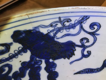 Un tr&egrave;s grand plat en porcelaine de Chine bleu et blanc &agrave; d&eacute;cor d'un dragon, Jiajing