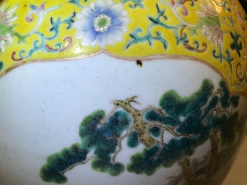Een grote Chinese famille rose vaas met een tijger op gele fondkleur, Qianlong merk, 19e eeuw