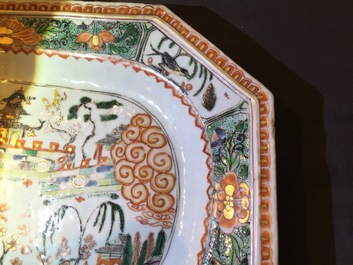 Deux plats octagonaux en porcelaine de Chine famille verte figurant La Grande Muraille, Kangxi