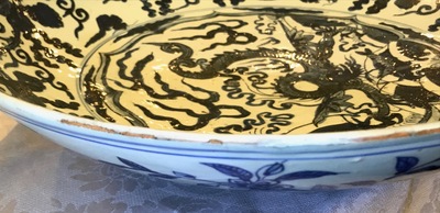 Un tr&egrave;s grand plat en porcelaine de Chine bleu et blanc &agrave; d&eacute;cor d'un dragon, Jiajing