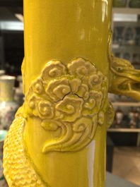 Un vase en porcelaine Awaji jaune monochrome au dragon en relief, Japon, &eacute;poque Meiji, 19&egrave;me