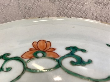 Un plat en porcelaine de Chine famille verte &agrave; d&eacute;cor d'un lion bouddhiste, Kangxi