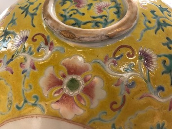 Un grand vase &agrave; d&eacute;cor d'un tigre en porcelaine de Chine famille rose sur fond jaune, 19&egrave;me