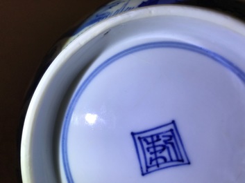 Een Chinese blauwwitte drakenkom, Kangxi
