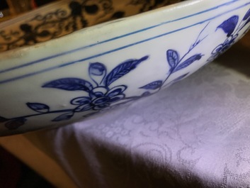 Un tr&egrave;s grand plat en porcelaine de Chine bleu et blanc &agrave; d&eacute;cor d'un dragon, Jiajing