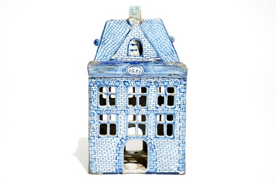 Un mod&egrave;le d'une maison en fa&iuml;ence de Delft bleu et blanc, 18&egrave;me
