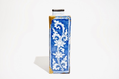 Een blauwwitte Delftse chinoiserie theebus met Kintsugi herstelling, 2e helft 17e eeuw