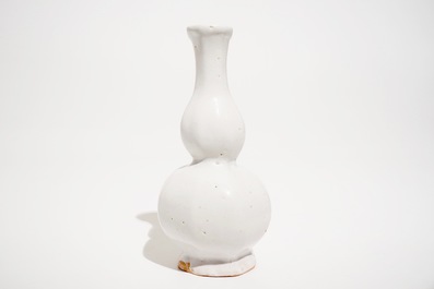 Un vase de forme gourde en fa&iuml;ence blanc de Delft, 18&egrave;me