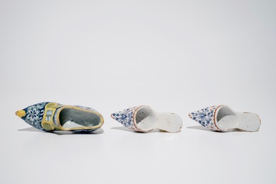 Trois mod&egrave;les de chaussures en fa&iuml;ence polychrome de Delft, 18&egrave;me