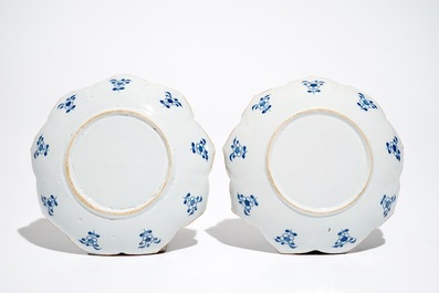 Une paire d'assiettes en forme de lotus en fa&iuml;ence de Delft bleu et blanc, 18&egrave;me