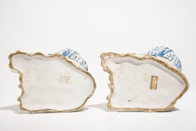 Une paire de bougeoirs en forme de chinois en fa&iuml;ence polychrome de Bruxelles, ca. 1800