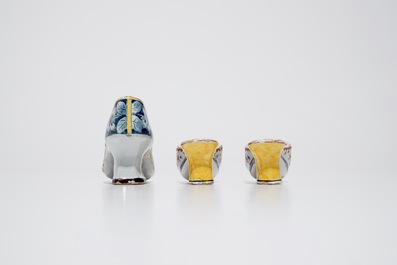 Trois mod&egrave;les de chaussures en fa&iuml;ence polychrome de Delft, 18&egrave;me