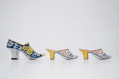 Drie polychrome Delftse schoentjes, 18e eeuw