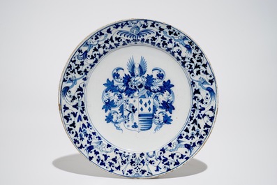 Un plat armoiri&eacute; aux grotesques en fa&iuml;ence de Haarlem en bleu et blanc, ateliers de Verstraeten, 1650-1660