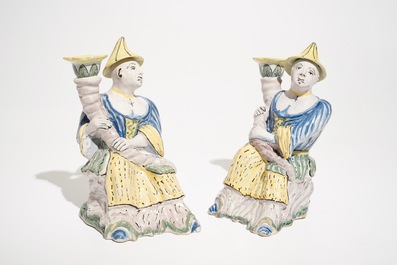 Een paar polychrome Brussels aardewerken kandelaars in de vorm van Chinese figuren, ca. 1800
