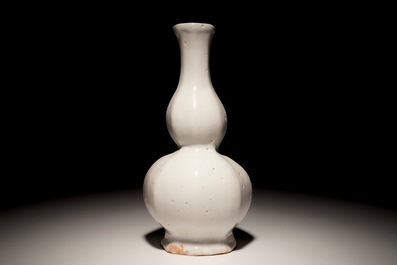 Un vase de forme gourde en fa&iuml;ence blanc de Delft, 18&egrave;me