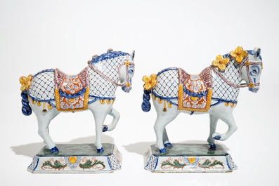 Een paar polychrome Delftse modellen van paarden, 1e helft 19e eeuw